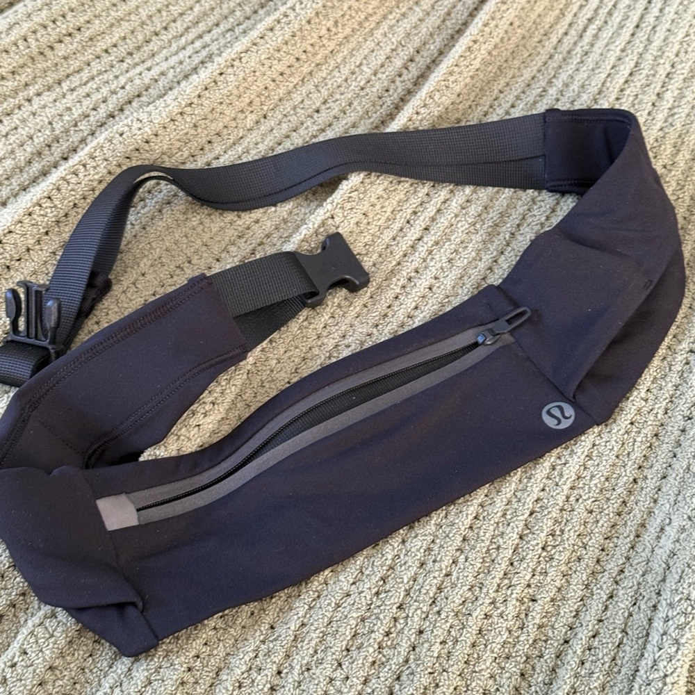 lululemon black fast and free running Belt Bag